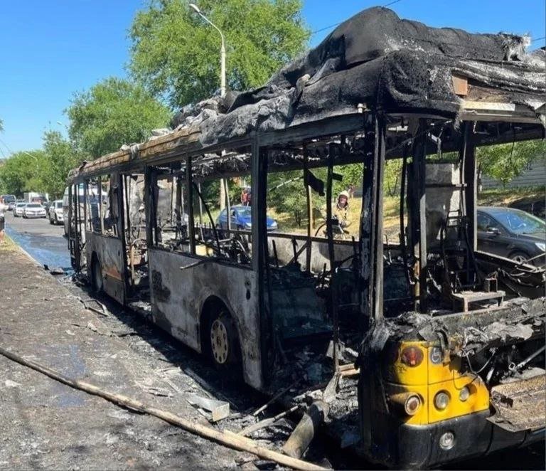 Дотла сгоревший автобус №94 в Ростове
