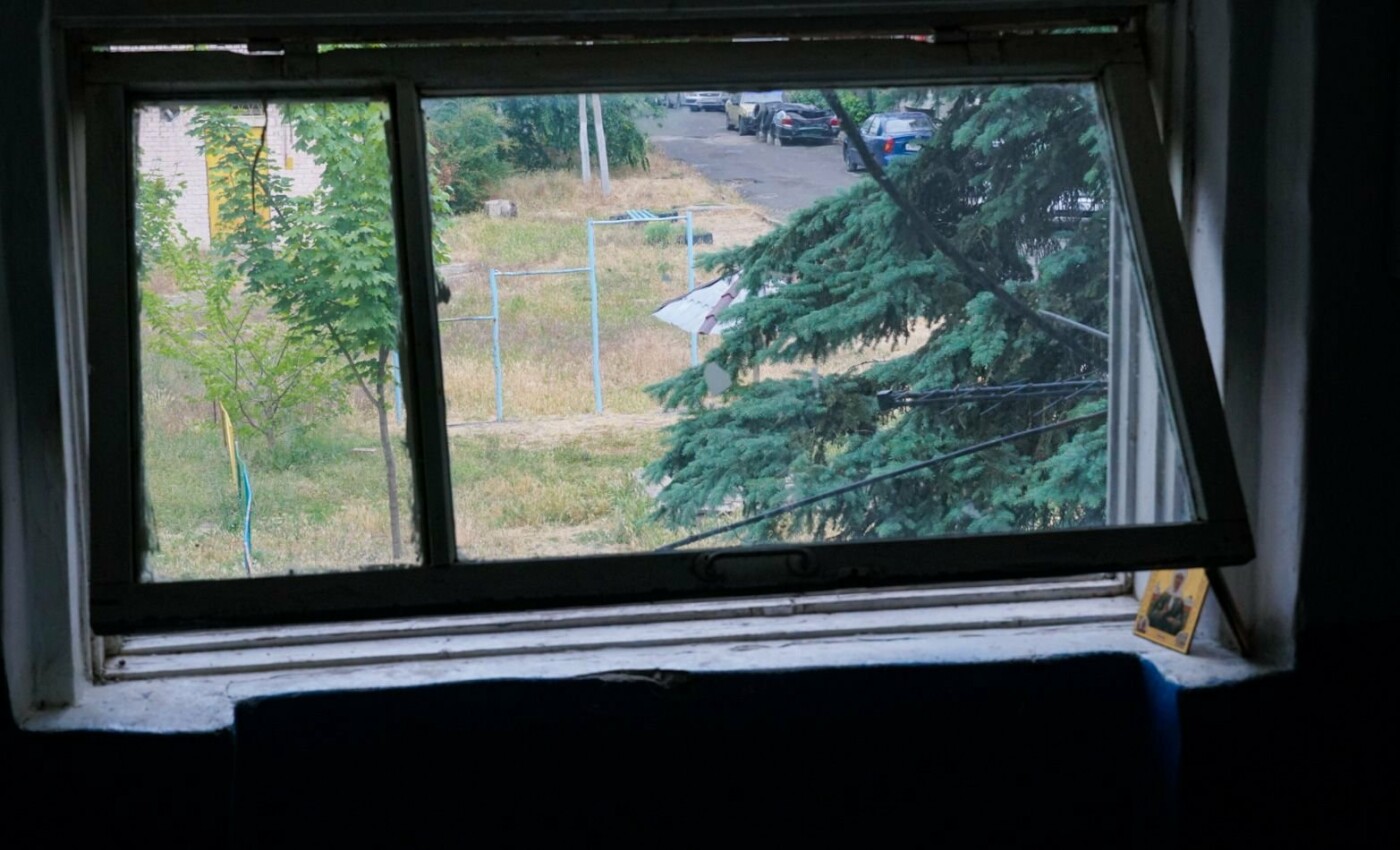 Окно в подъезде дома на Булгакова, 1