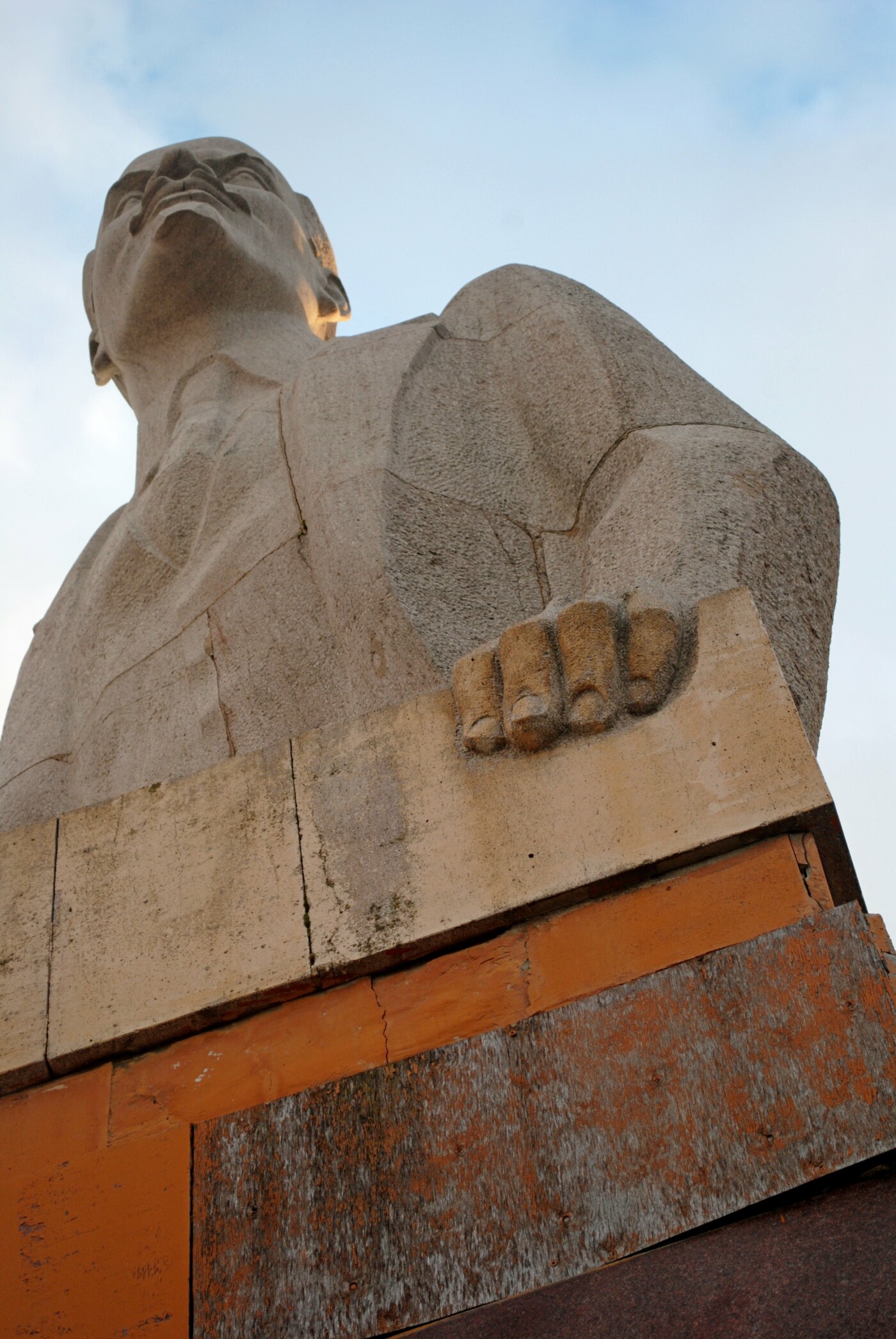 Текущий ремонт памятника соцреализма с помощью листового металла и половой краски