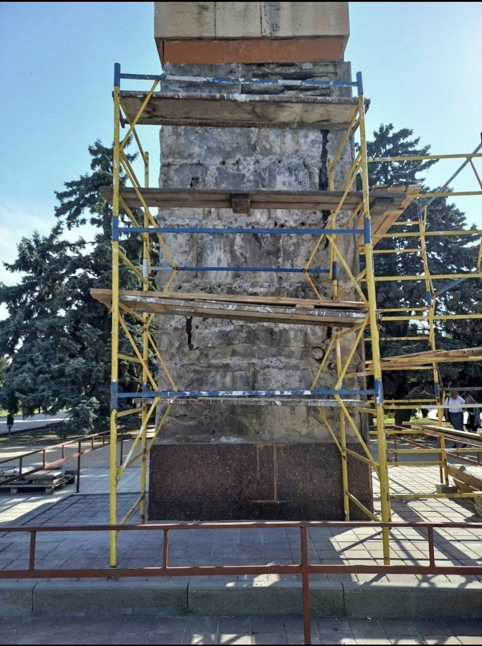 Начало ремонта памятника В.И. Ленину в Азове на Петровской площади
