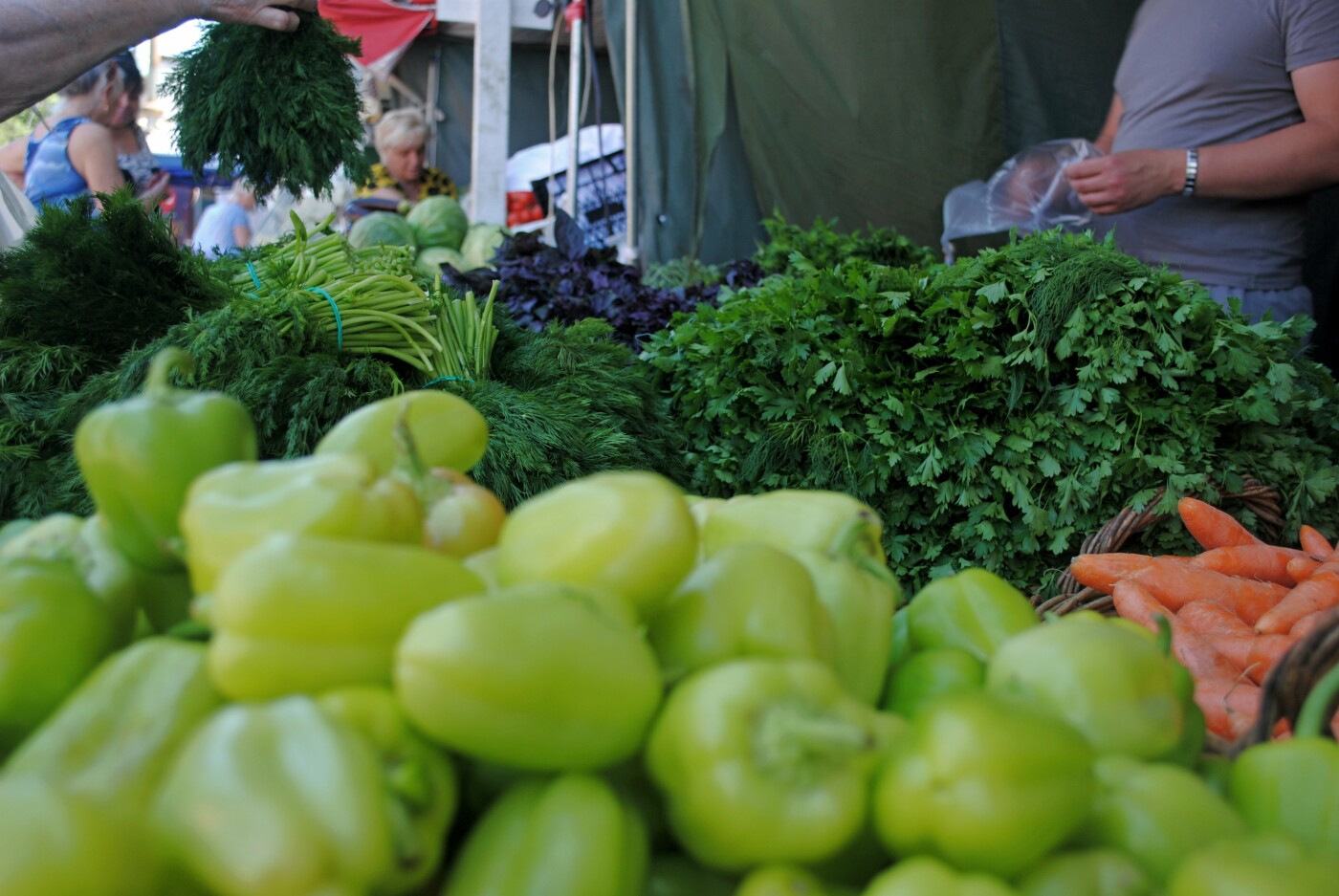 Много овощей и зелень на рынке