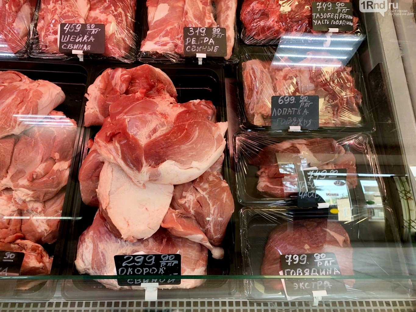 Мясо - свинина и говядина (очень дорогая) - в фирменном магазине 13 июля 2022 года