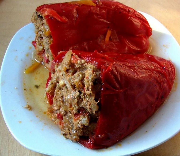 Фаршированный мясом красный болгарский перец