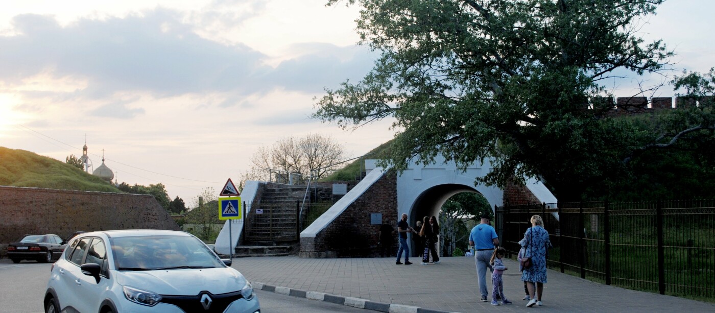 Алексеевские ворота Азовской крепости XV века - южный вход в крепость. С валом и рвом - федеральный памятник