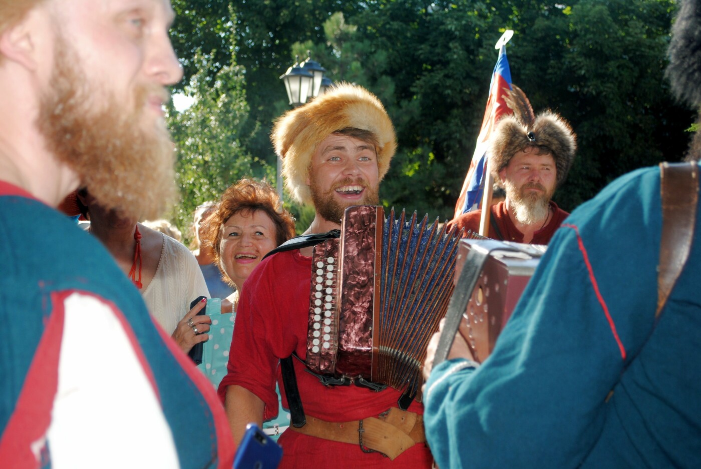 Участники военно-исторических клубов перед шествием к крепости