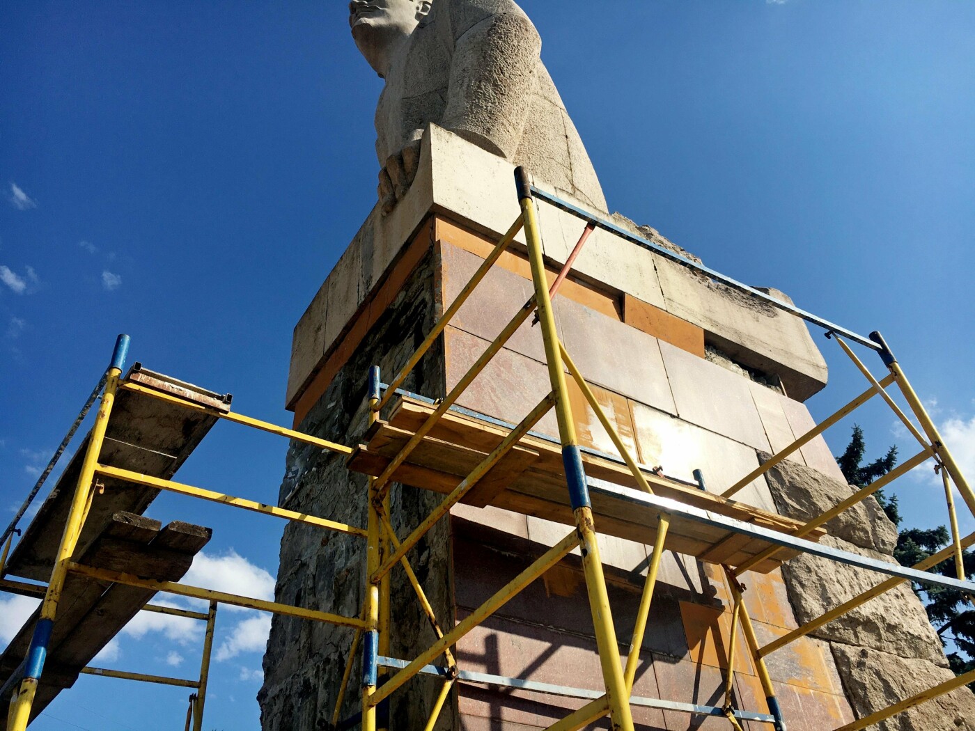 Во время ремонта памятника
