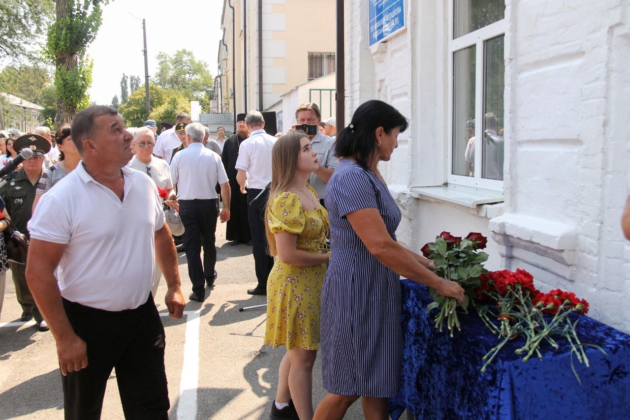 На открытии памятной доски Даниилу Колесникову в Азове 9 августа