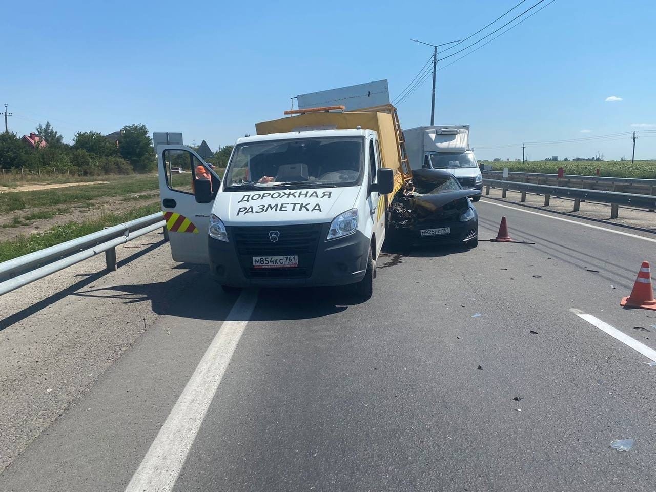 Иномарка залетела под машину дорожной службы на трассе Ростовской области