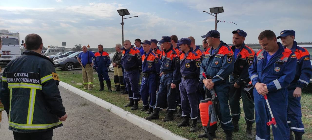 Лесной пожар в Ростовской области тушат 300 человек