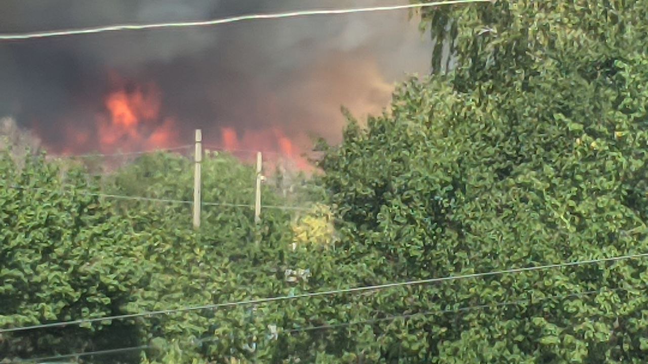 Лесной пожар в Константиновске угрожает домам и заправке