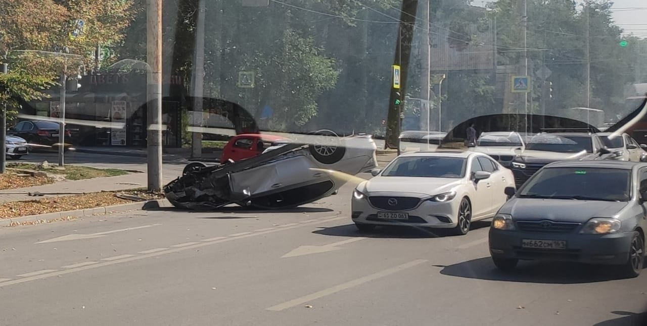В Ростове на Нагибина собралась пробка из-за перевернувшегося BMW