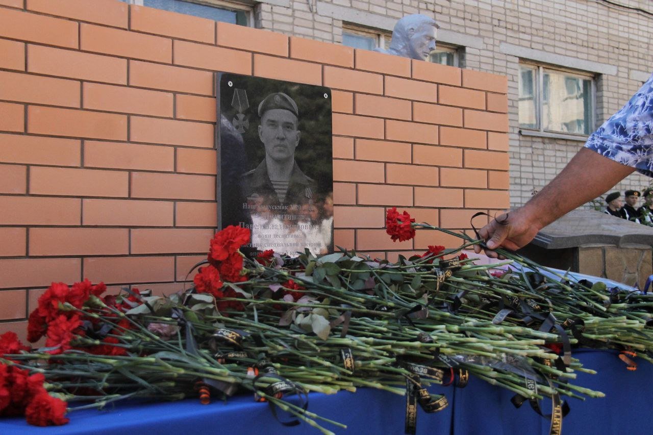 Азов, Мемориальная табличка Павлу Никитину и памятник российским воинам