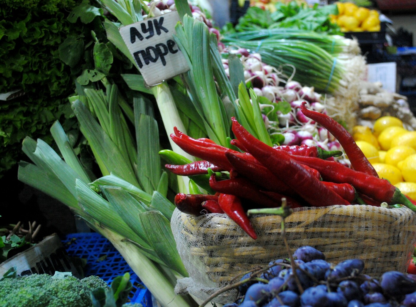 Разные овощи и зелень в павильоне Северного рынка