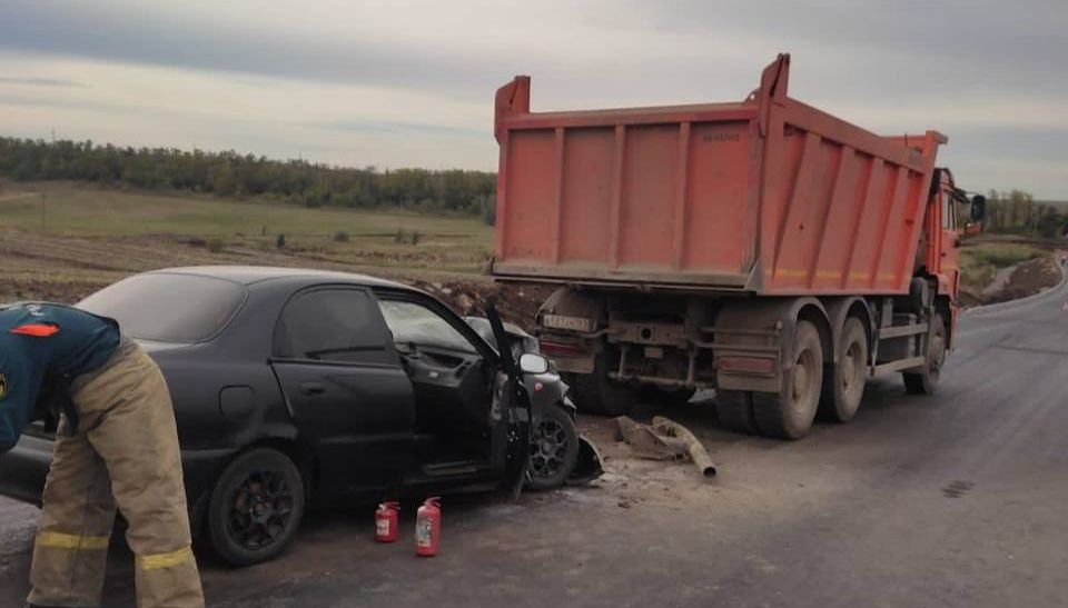 Chevrolet Lanos врезался в самосвал дорожников