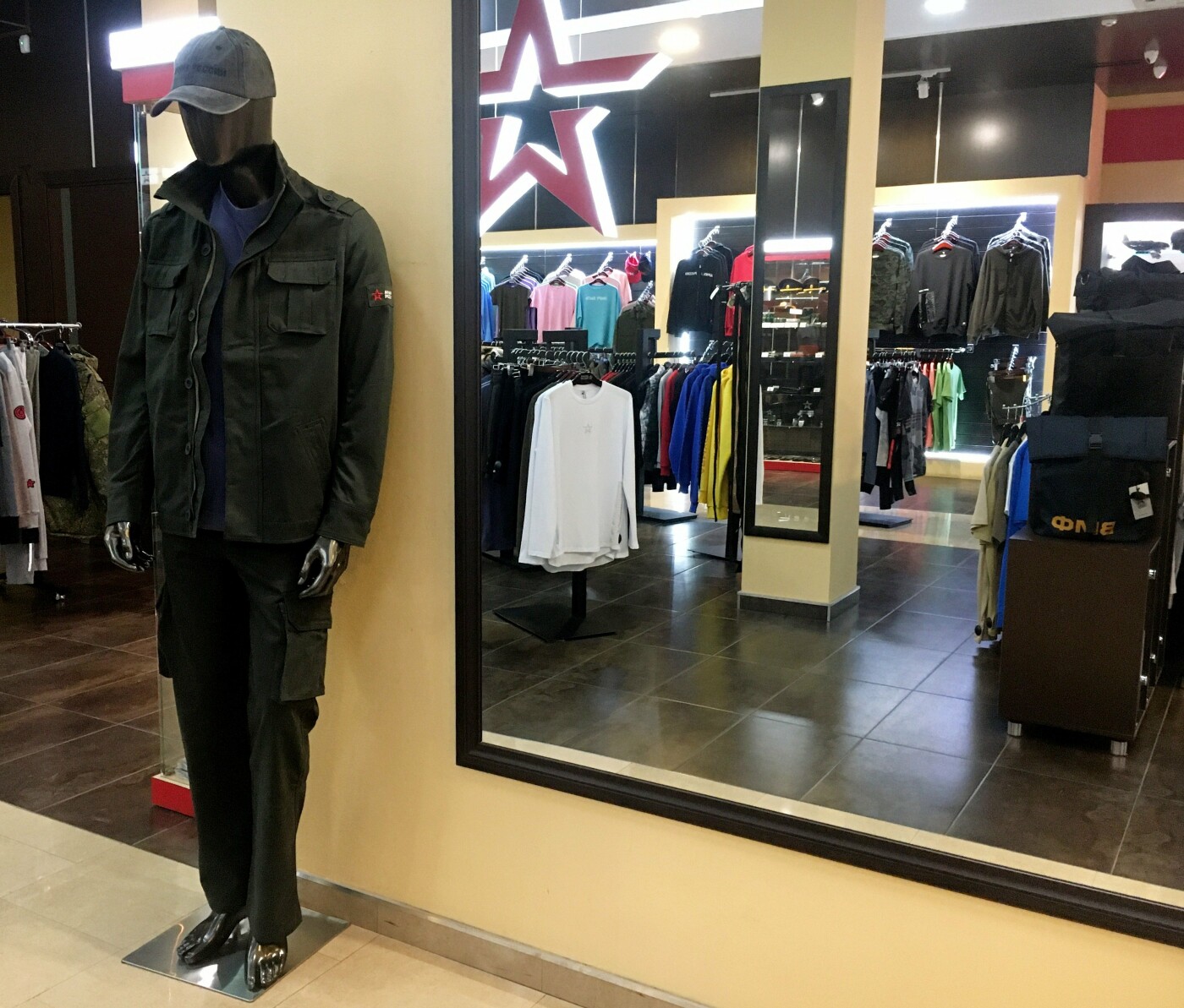 Торговый зал магазина одежды сasual c эстетикой military