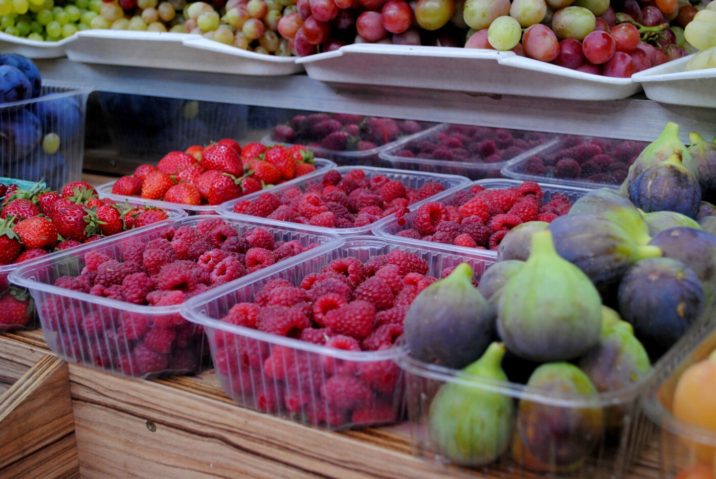 Фрукты, ягоды и овощи в любое время года на Северном рынке в изобилии