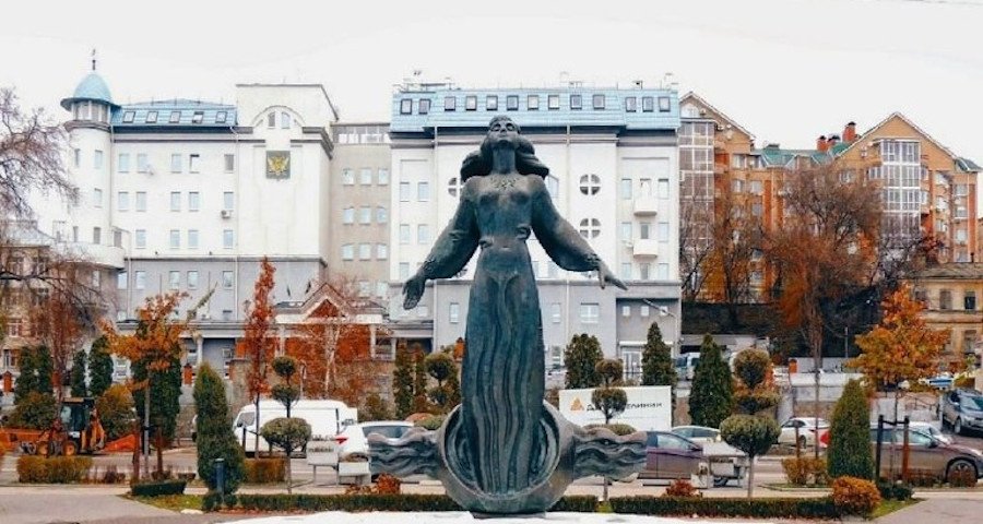 Памятник ростовчанке