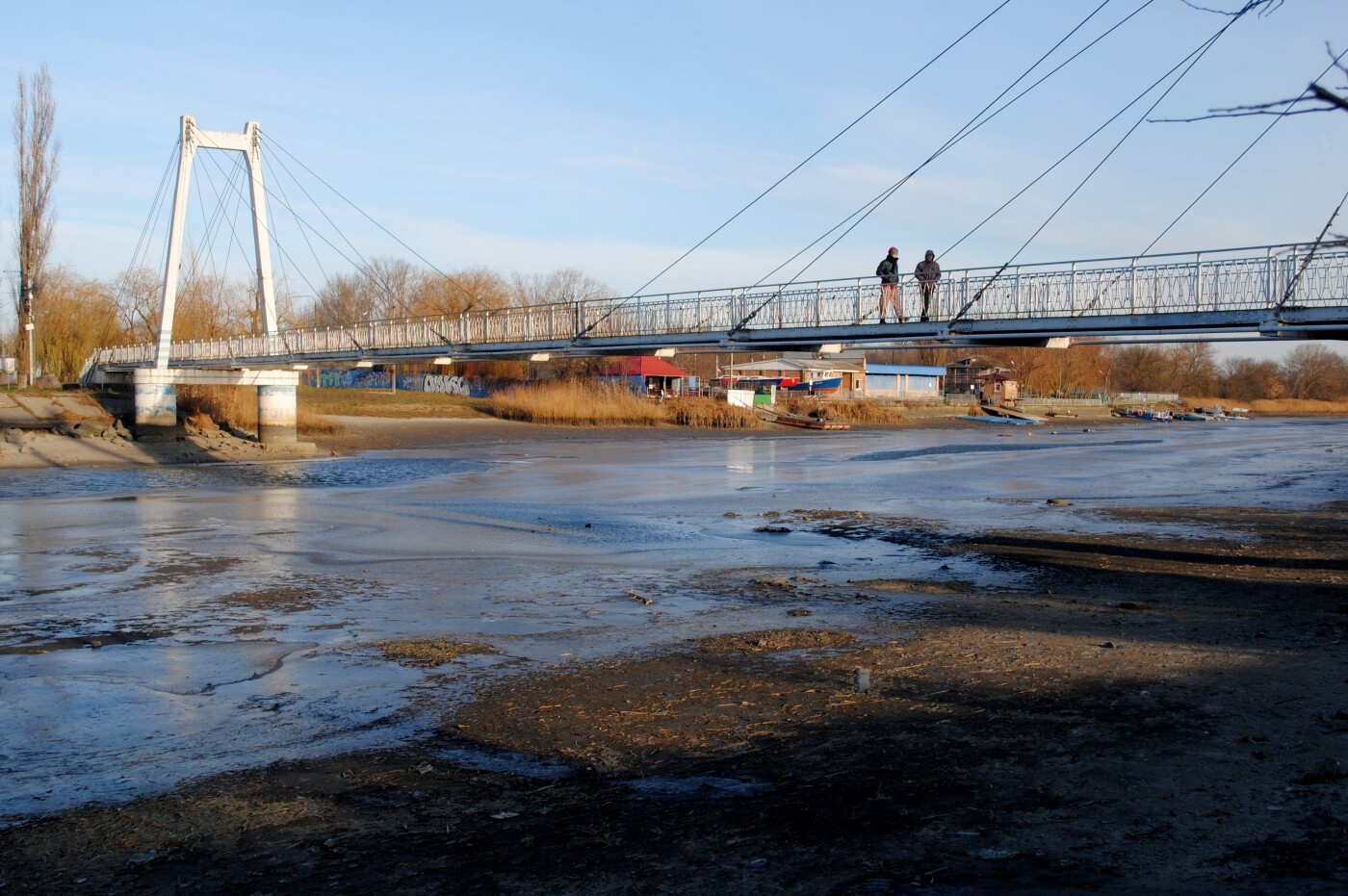 Опоры подвесного моста обнажены, проплешины, обмелевшая и промерзшая Азовка