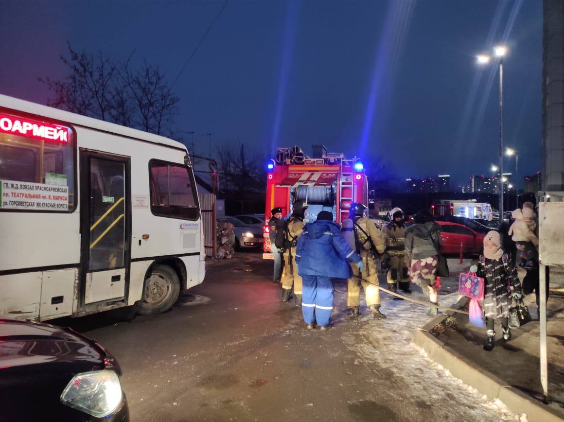 Эвакуация жильцов в доме на Суздальском 12 января