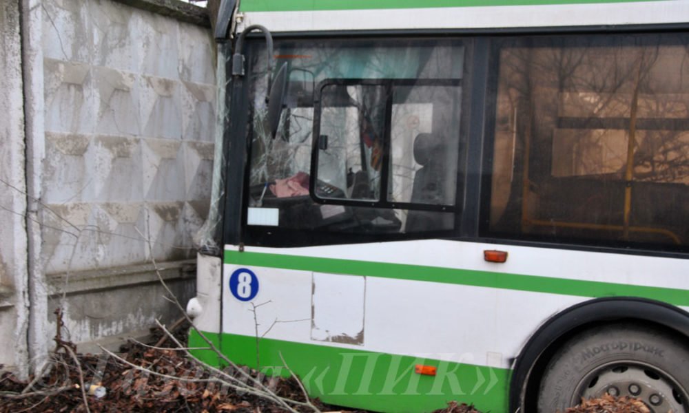 Автобус с потерявшим сознание водителем врезался в забор в Каменске-Шахтинском