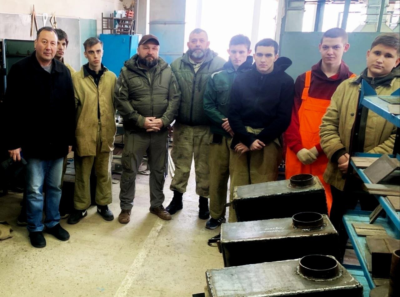 В азовском профессиональном училище студенты варят металлические печки-буржуйки