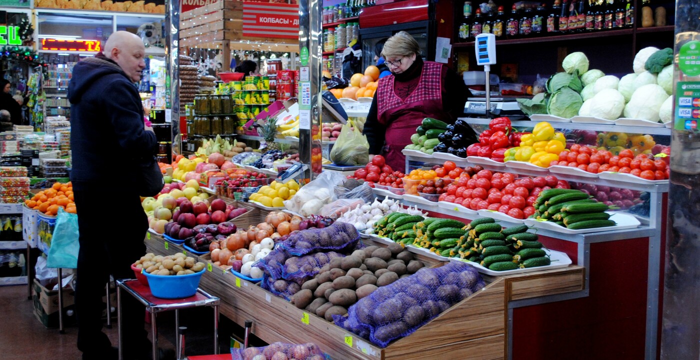 Ростовчанин у прилавка со свежими овощами и фруктами
