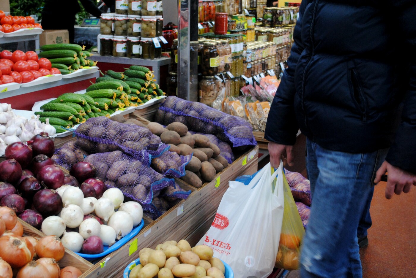 Молодой ростовчанин покупает всего 5 картофелин, картофель по 35 рублей в феврале 2023 года
