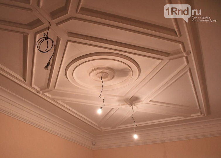 Детали интерьера ростовского дома Врангеля: старинные радиаторы, лепнина, декор потолка