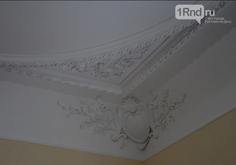 Детали интерьера ростовского дома Врангеля: старинные радиаторы, лепнина, декор потолка