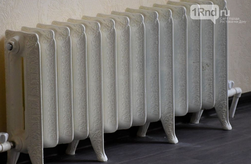 Детали интерьера ростовского дома Врангеля: старинные радиаторы, лепнина, декор потолка