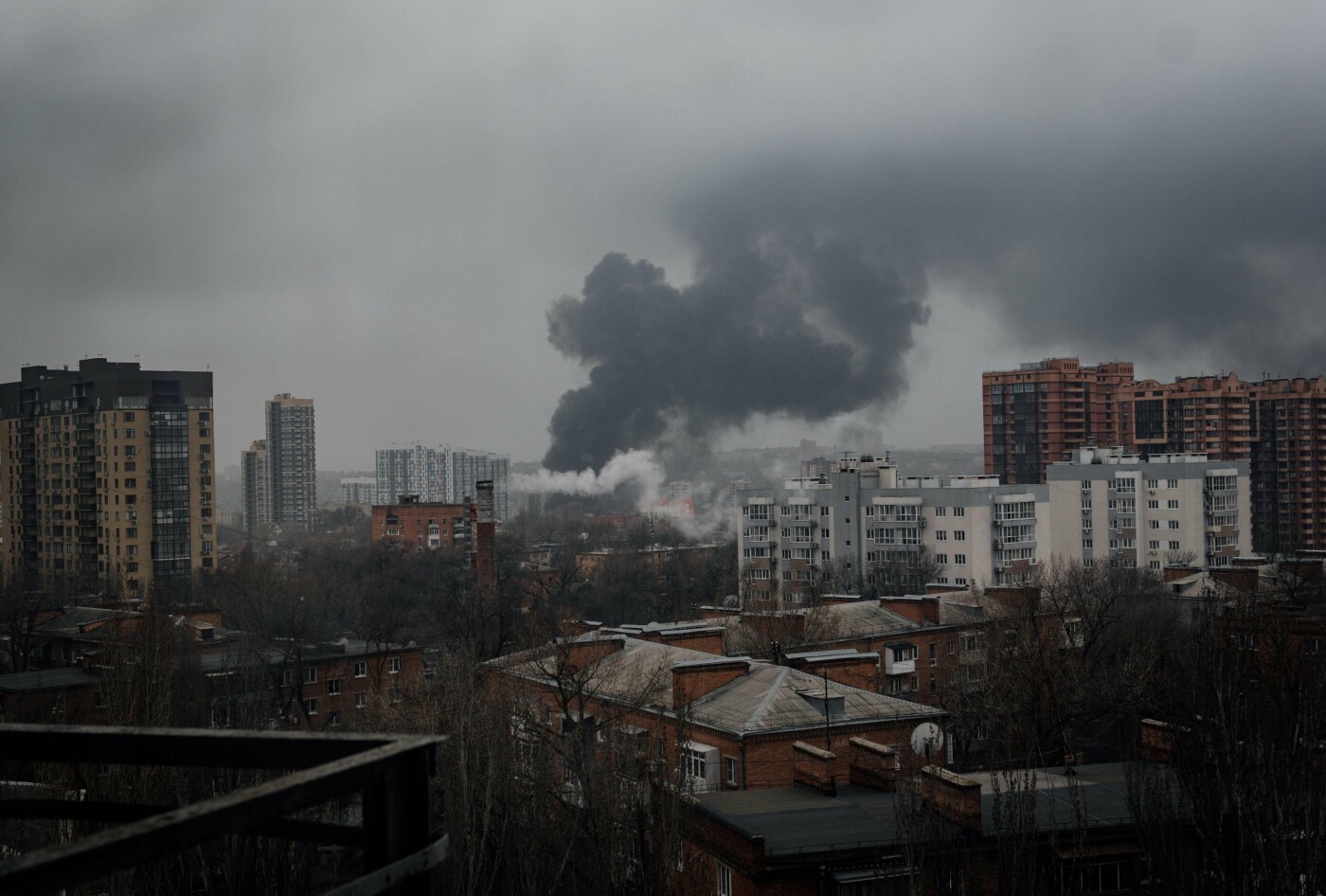 Столб дыма от горящего погрануправления видел весь центр Ростова