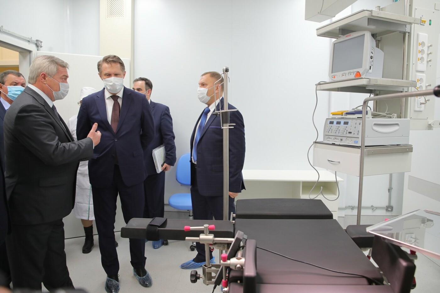 Министру здравоохранения РФ показывают оснащение Донского инфекционного центра / фото: архив сайта ПРО