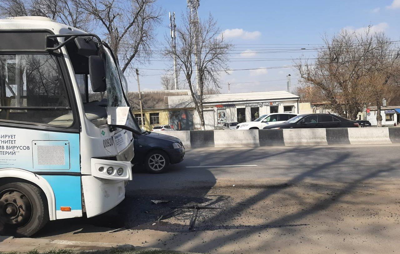 Два автобуса столкнулись в Ростове на проспекте Шолохова