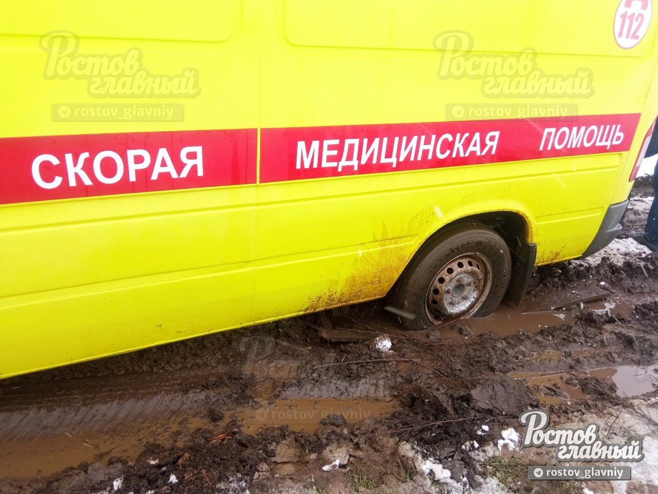 Реанимобиль застрял в грязи на Ростовском море