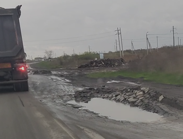 Разбитая при строительстве водовода в ДНР  дорога