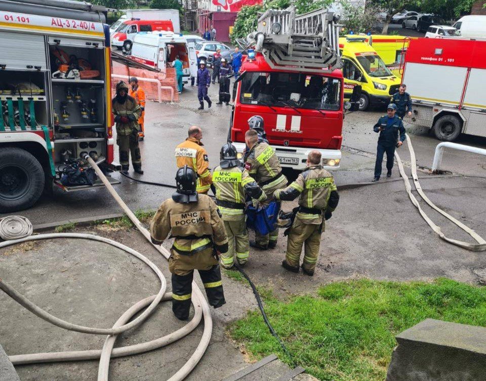 Пожарные у здания на Шеболдаева, 4 в Ростове