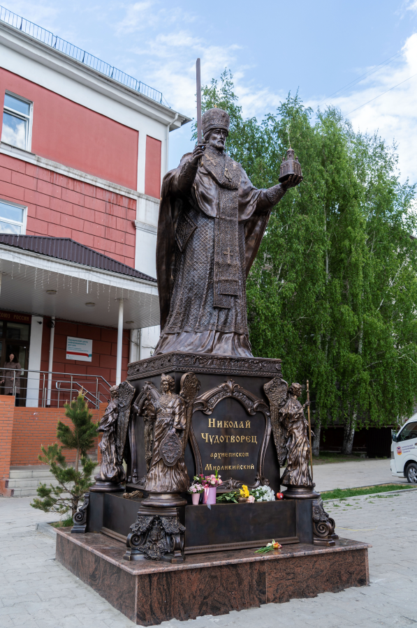 Детали памятника Николаю Чудотворцу в Барнауле