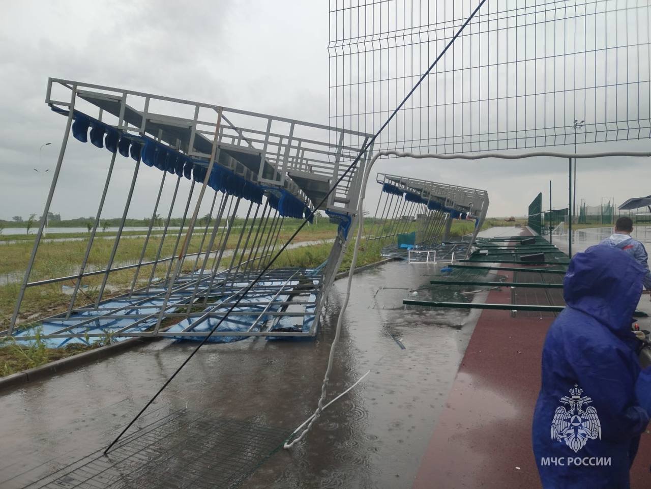 В Ростове штормовой ветер сдул трибуну на гребном канале