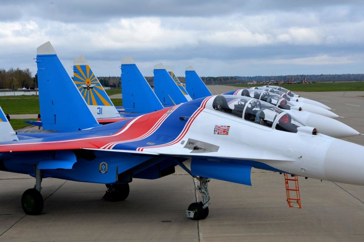 Русские витязи карелия. Russian Knights Aerobatic Team. Су-35 русские Витязи. Русский Витязь самолёт. Су-30 русские Витязи.