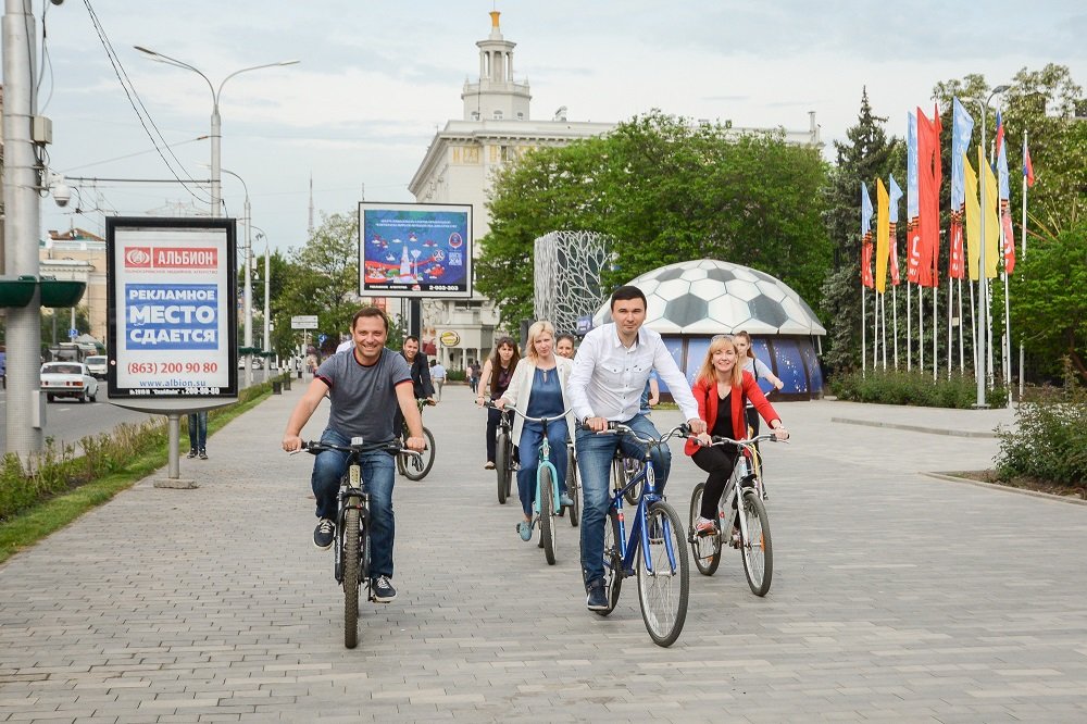 На работу на велосипеде. Велодорожки в Ростове на Дону. Велосипедист в Ростове на Дону. Велосипеды в Ростове. Велосипед на набережной Ростов.