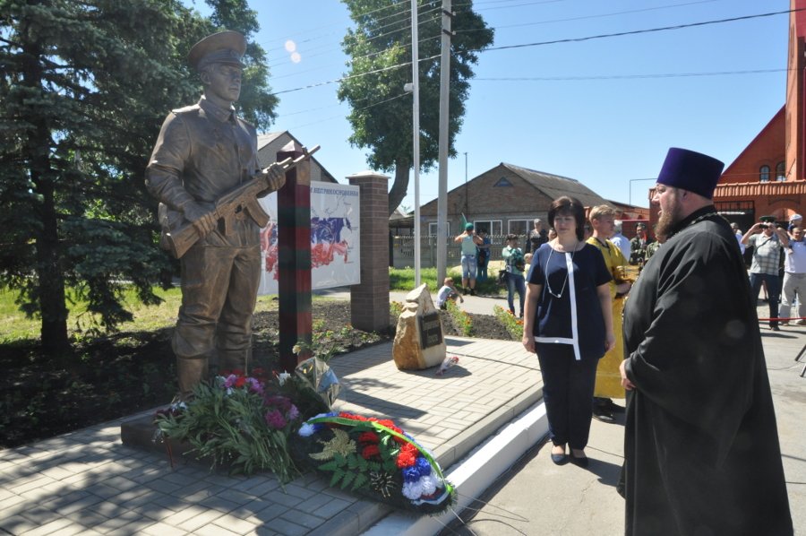 Погода в чертково ростовской. Чертково памятник пограничнику. Памятник пограничникам в Рыльске. Памятник пограничнику Ростовская область. Чертково день пограничника.