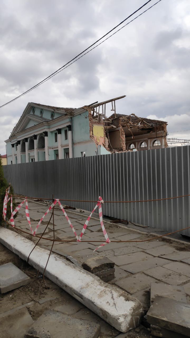 В Сальске снесли одну из главных достопримечательностей - здание вокзала