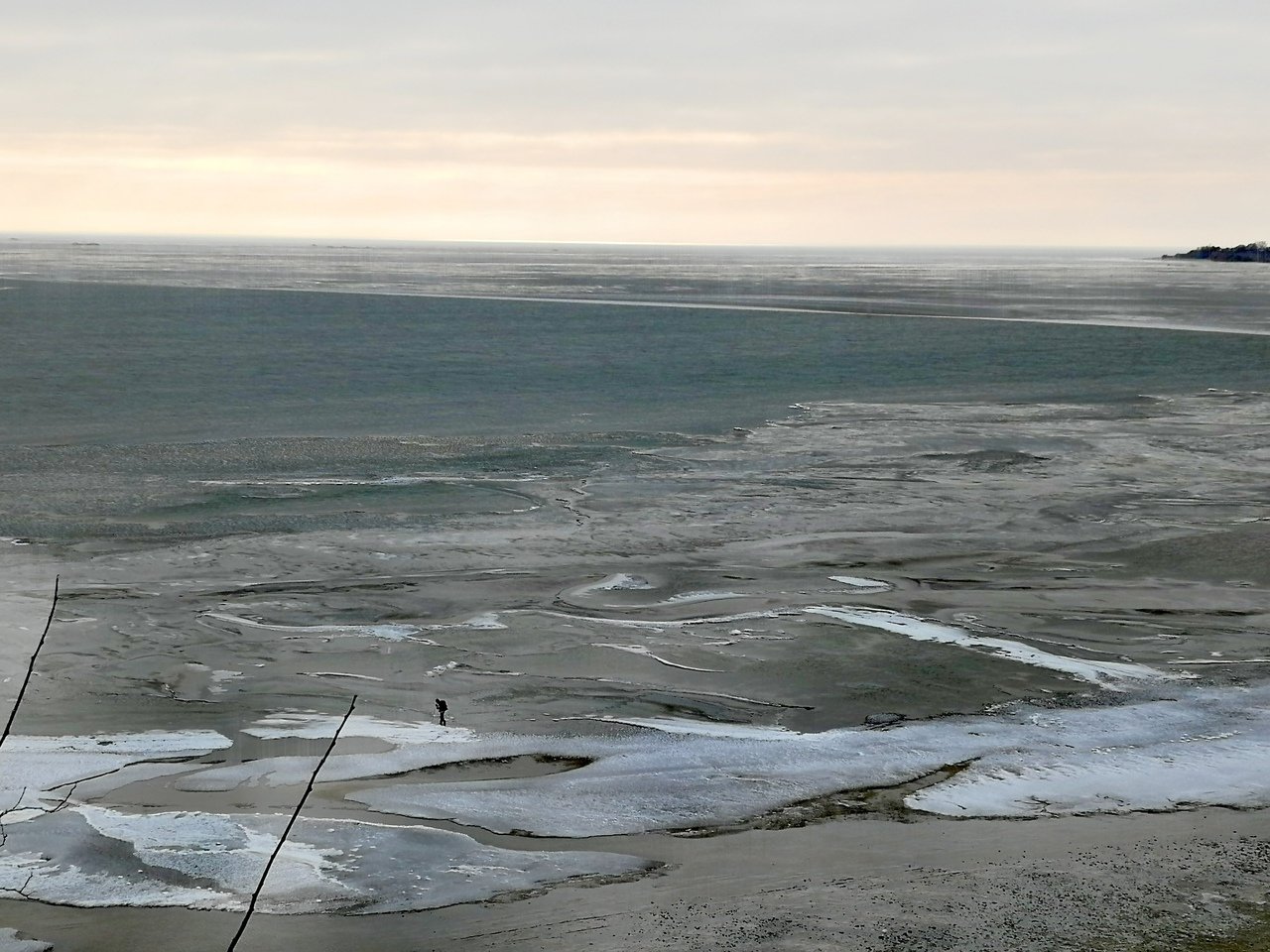 Вода в заливе сегодня. Таганрогский залив Азовского моря. Таганрогский залив отлив. В Таганроге обмелело море. Выдуло Таганрогский залив.