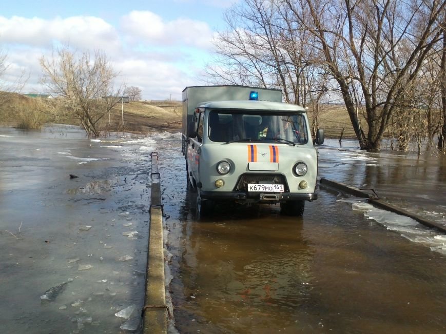 Донские спасатели помогли «отрезанному от цивилизации» хутору (фото) - фото 1