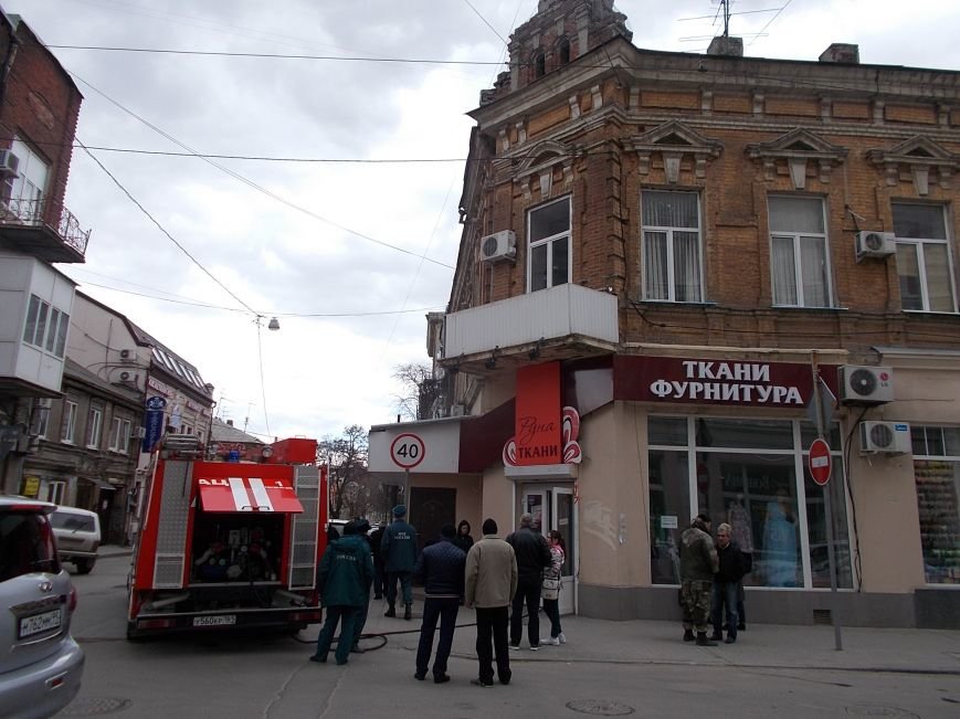 В центре Ростова горит магазин тканей (фото) - фото 1