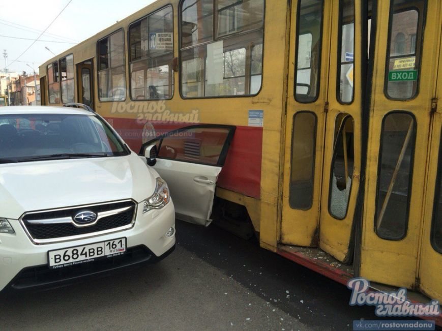 В Ростове-на-Дону трамвай снес водительскую дверь иномарки (фото) - фото 1