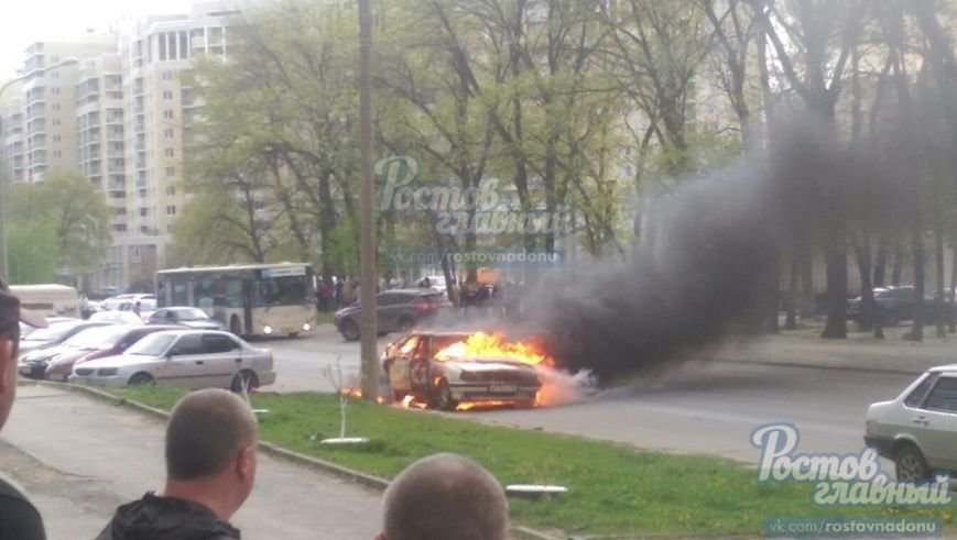 В Ростове на улице Зорге вспыхнул легковой автомобиль (фото) - фото 1