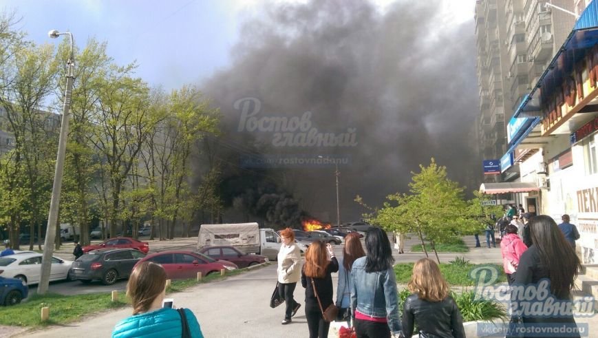 В Ростове на улице Зорге вспыхнул легковой автомобиль (фото) - фото 3
