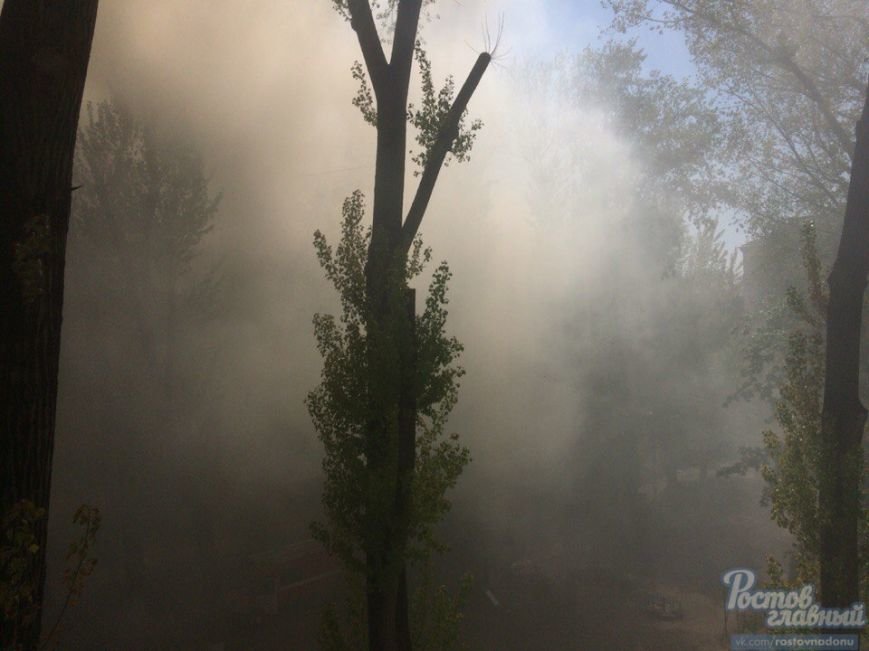 Из-за горящей крыши пятиэтажки в Ростове эвакуировали 45 человек (фото) - фото 1