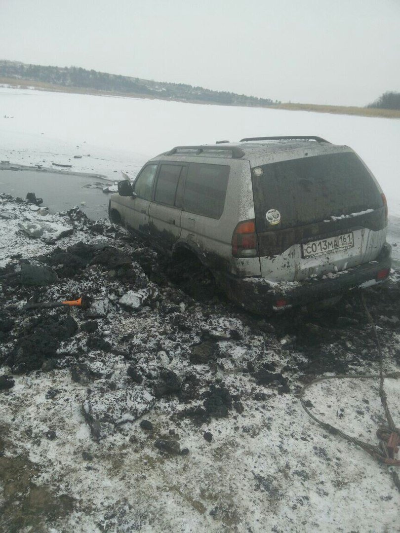 Под Таганрогом засевший в пруду внедорожник вытаскивали два дня